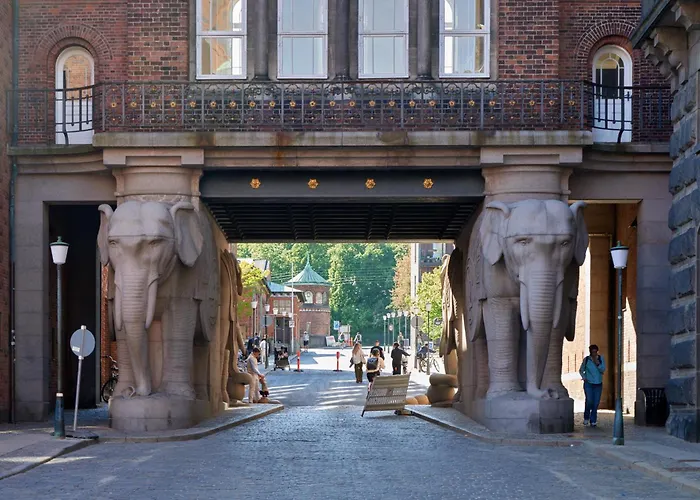 Апартаменты Elegant Cozy Modern Free Parking *